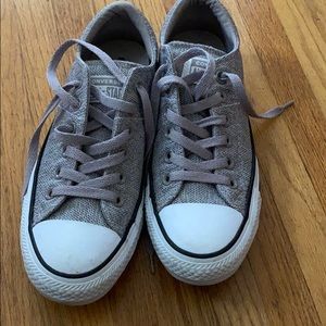 Low top converse in gray